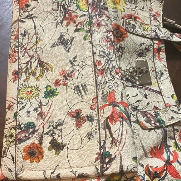 Handbag by designer CARLOS By Carlos
Santana Floral design - Picture 5 of 16